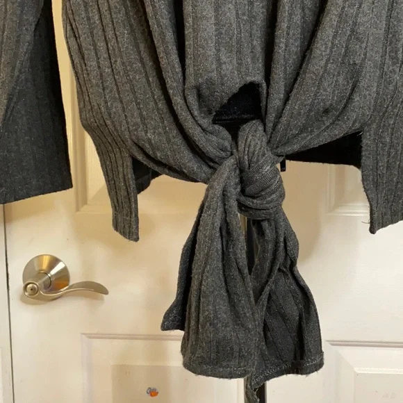 Size Large Vince Camuto Heather Grey Knot Front Long-Sleeve Rib Knit Top - Picture 2 of 4